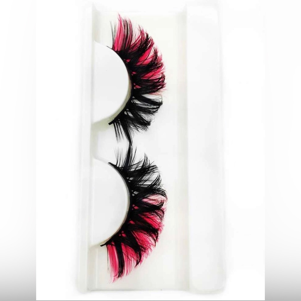 I’m sailing lashes that I made it’s real hair and is perfect for date nights 🥰